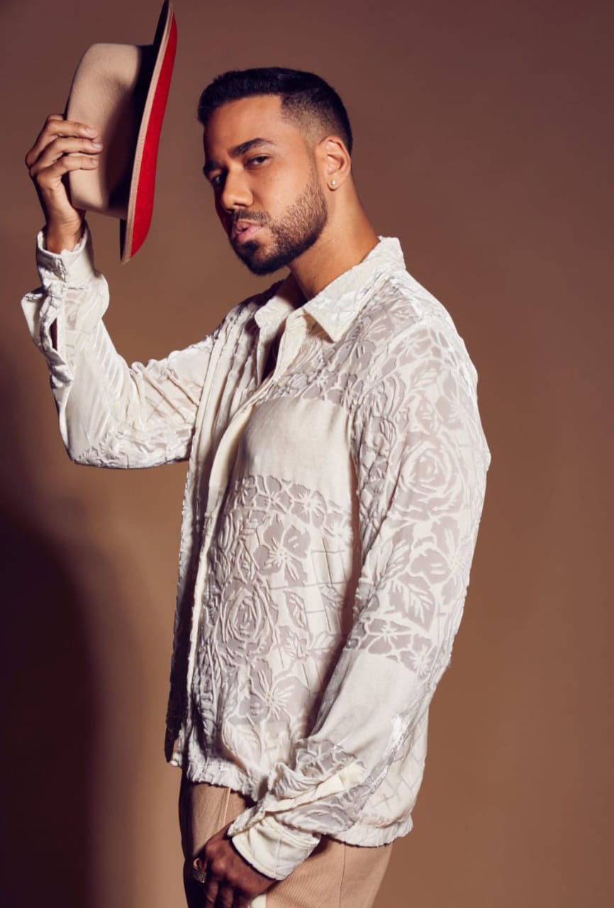 Foto de romeo posando con camisa y sombrero