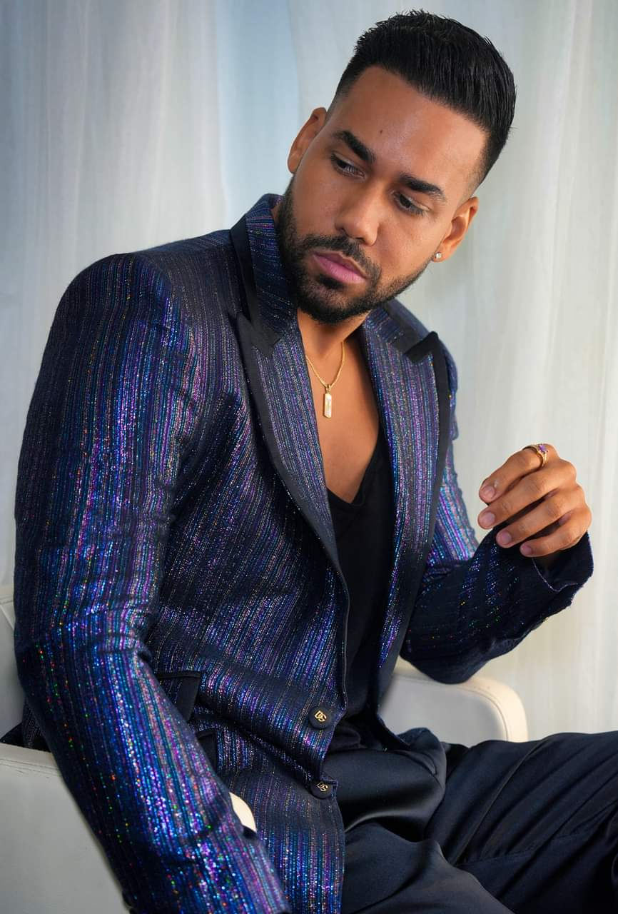 Foto de Romeo con traje brilloso azul