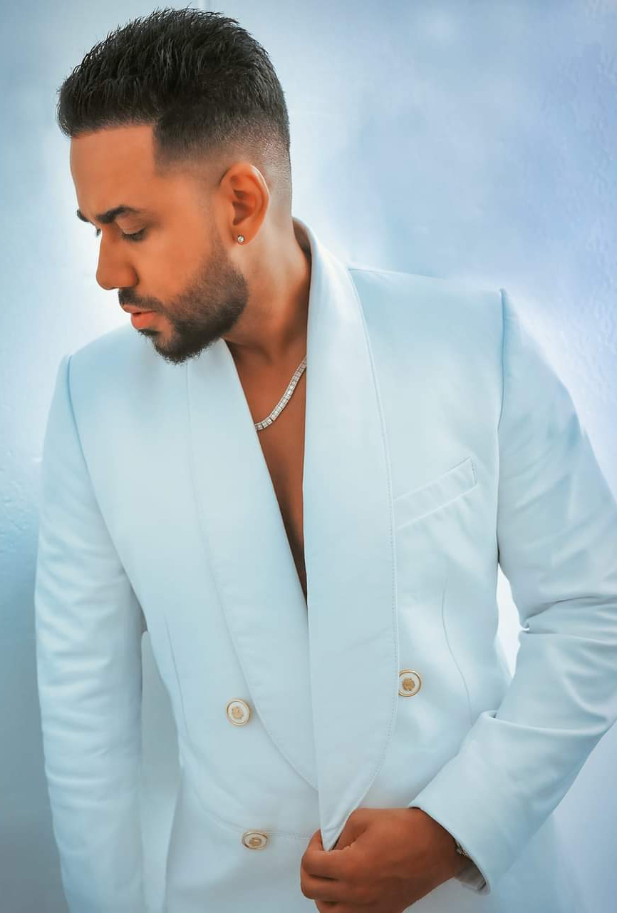 Foto de Romeo con blazer celeste